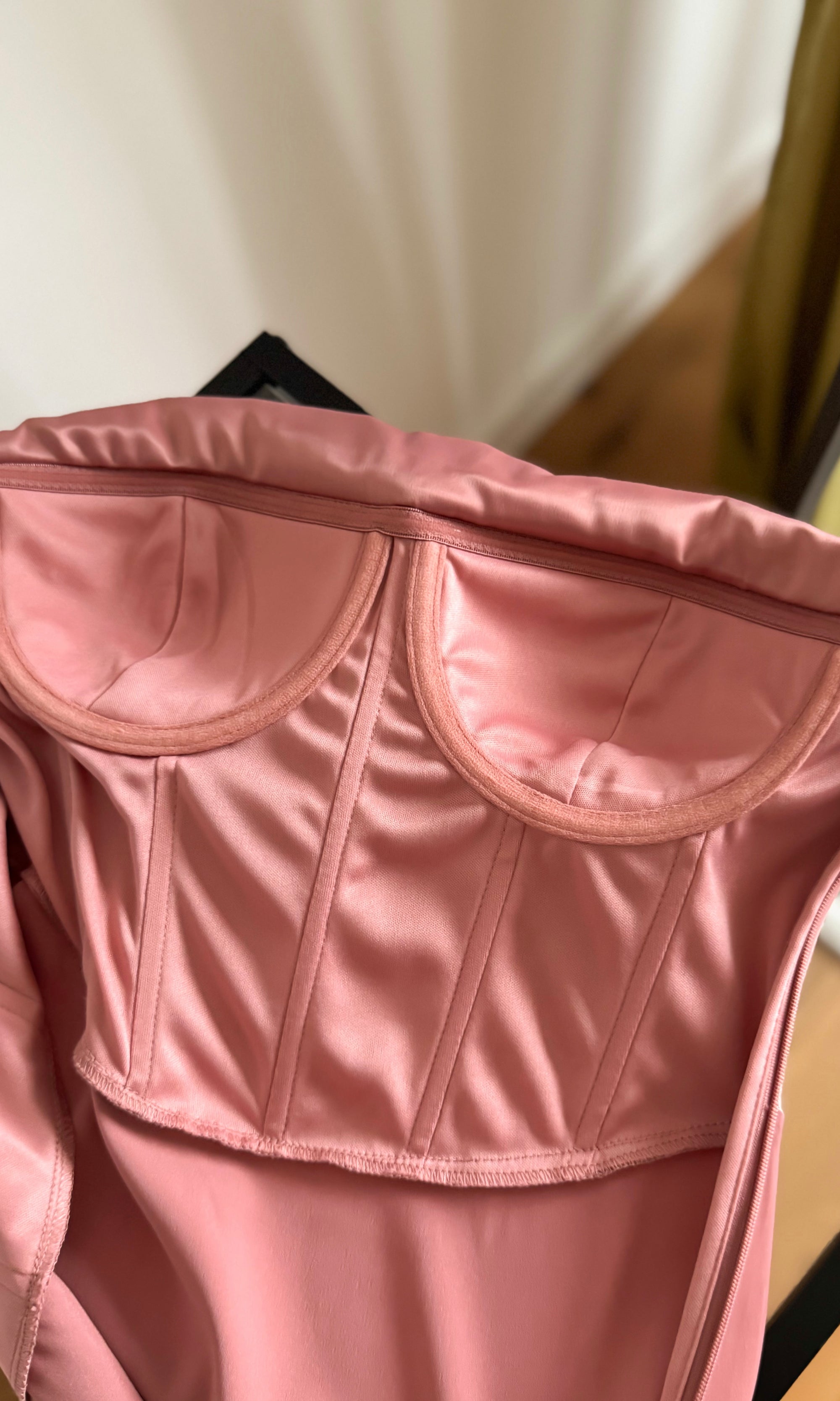 Photo du corset et balconnet intégré de la robe en satin MIRA