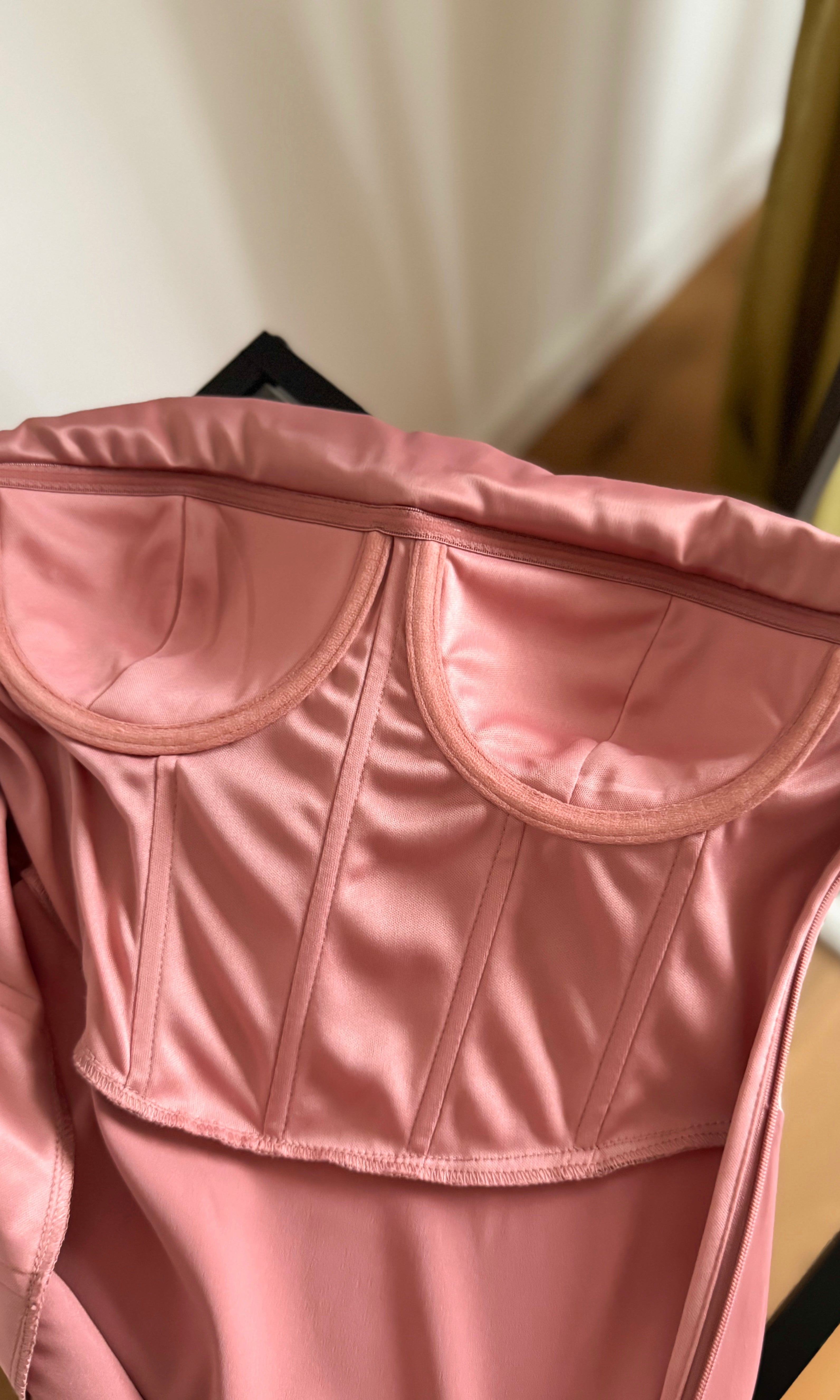 Photo du corset et balconnet intégré de la robe en satin MIRA