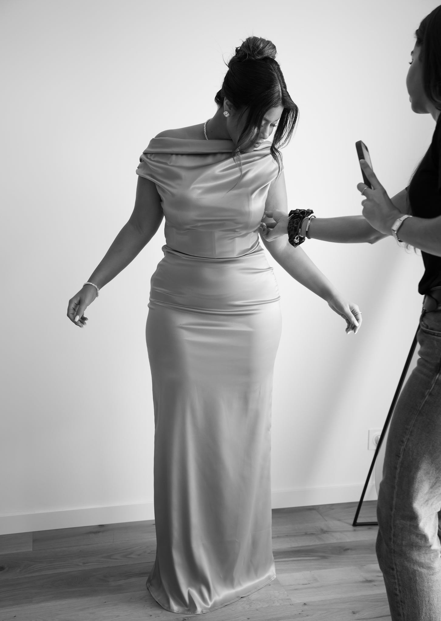 Essaye robe en satin Kaella avec la fondatrice
