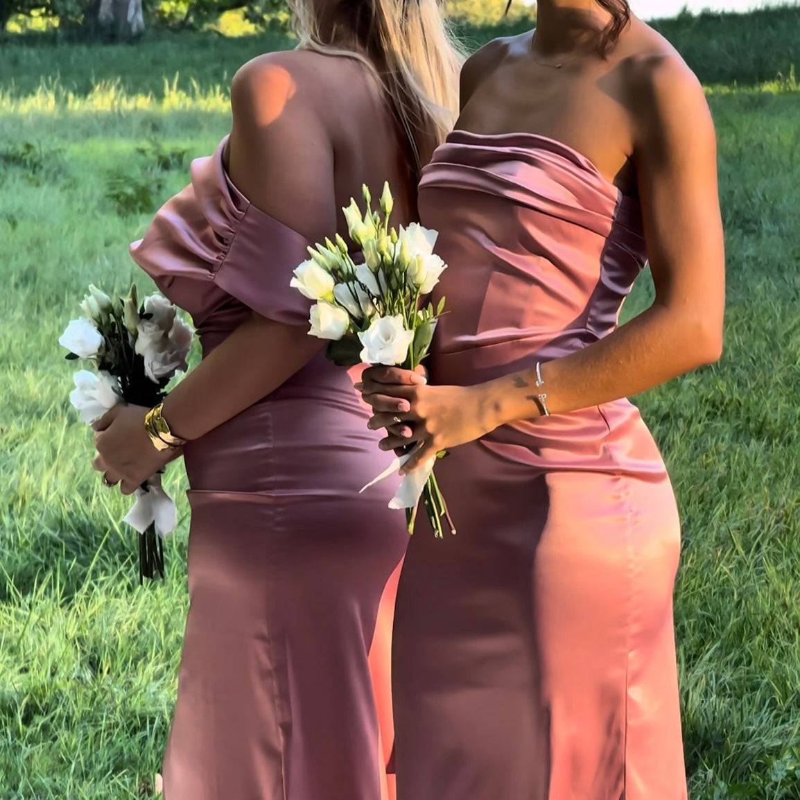 Robes longues en satin Kaella modèle bustier et modèle asymétrique