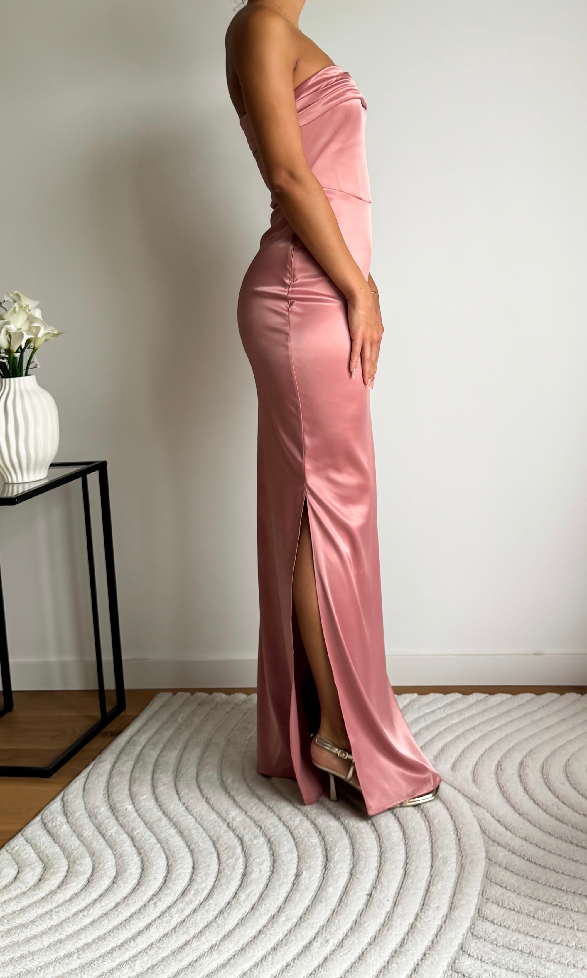 Photo robe en satin bustier MIRA de profil couleur vieux rose