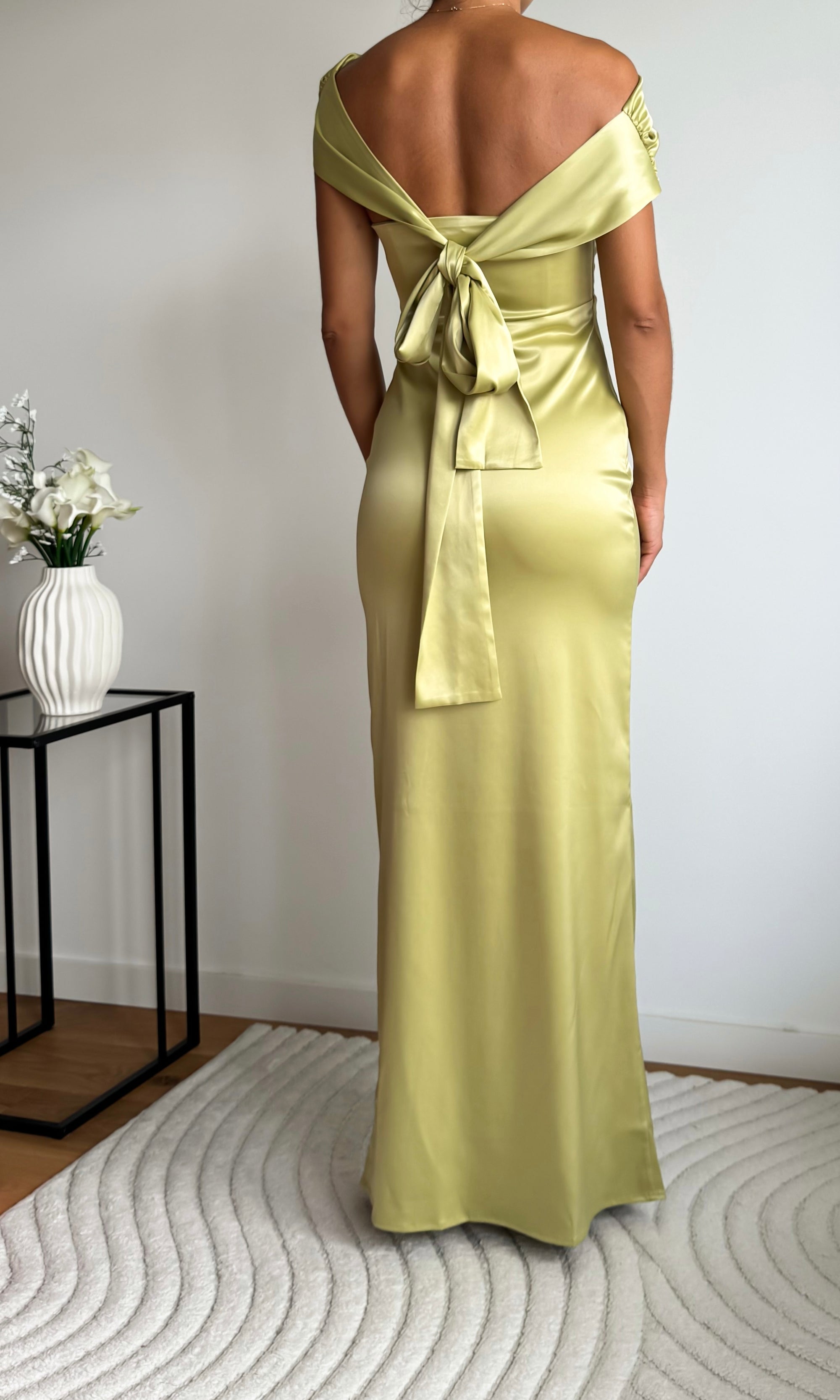 Photo robe en satin col asymétrique AIRA de dos couleur vert pistache