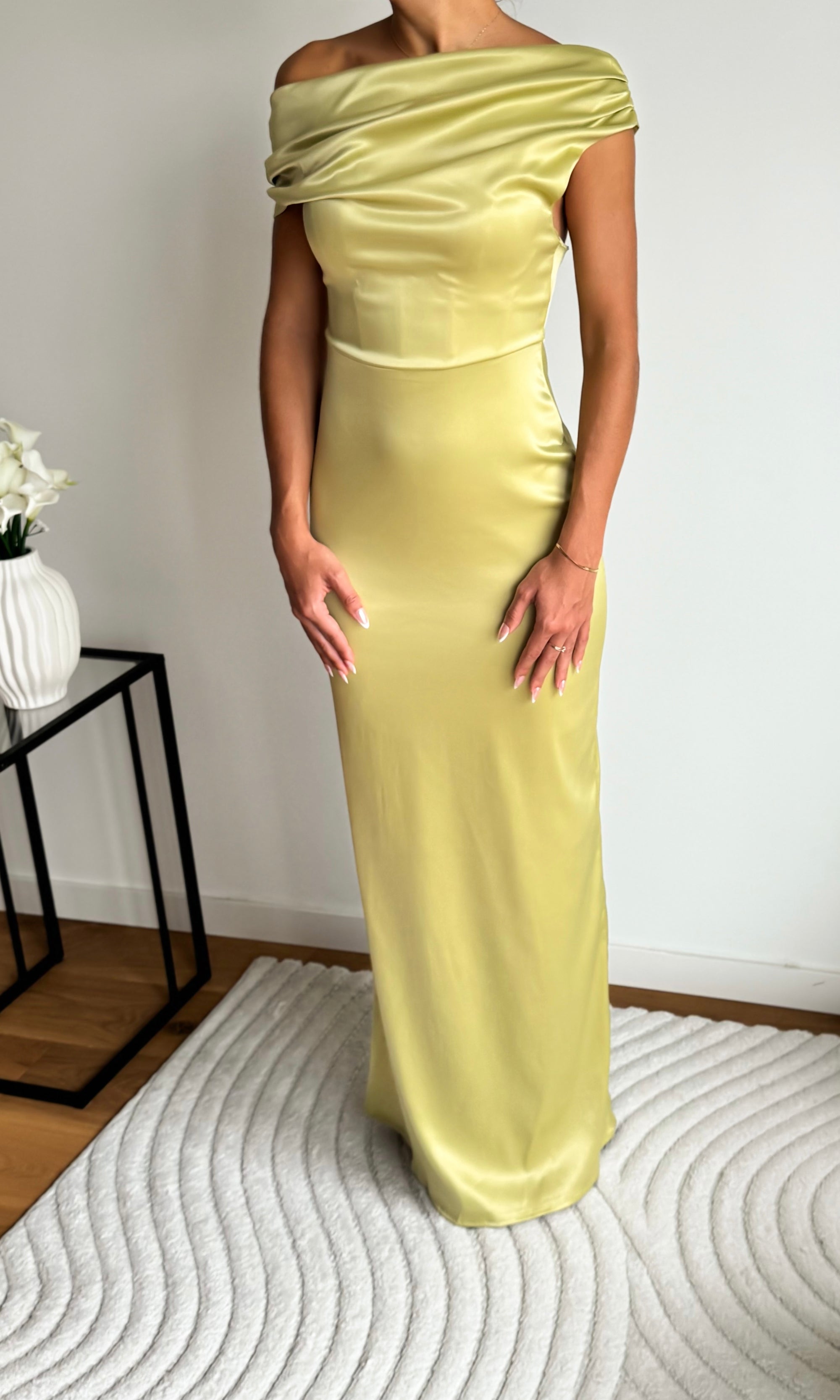Photo robe en satin col asymétrique AIRA de face couleur vert pistache