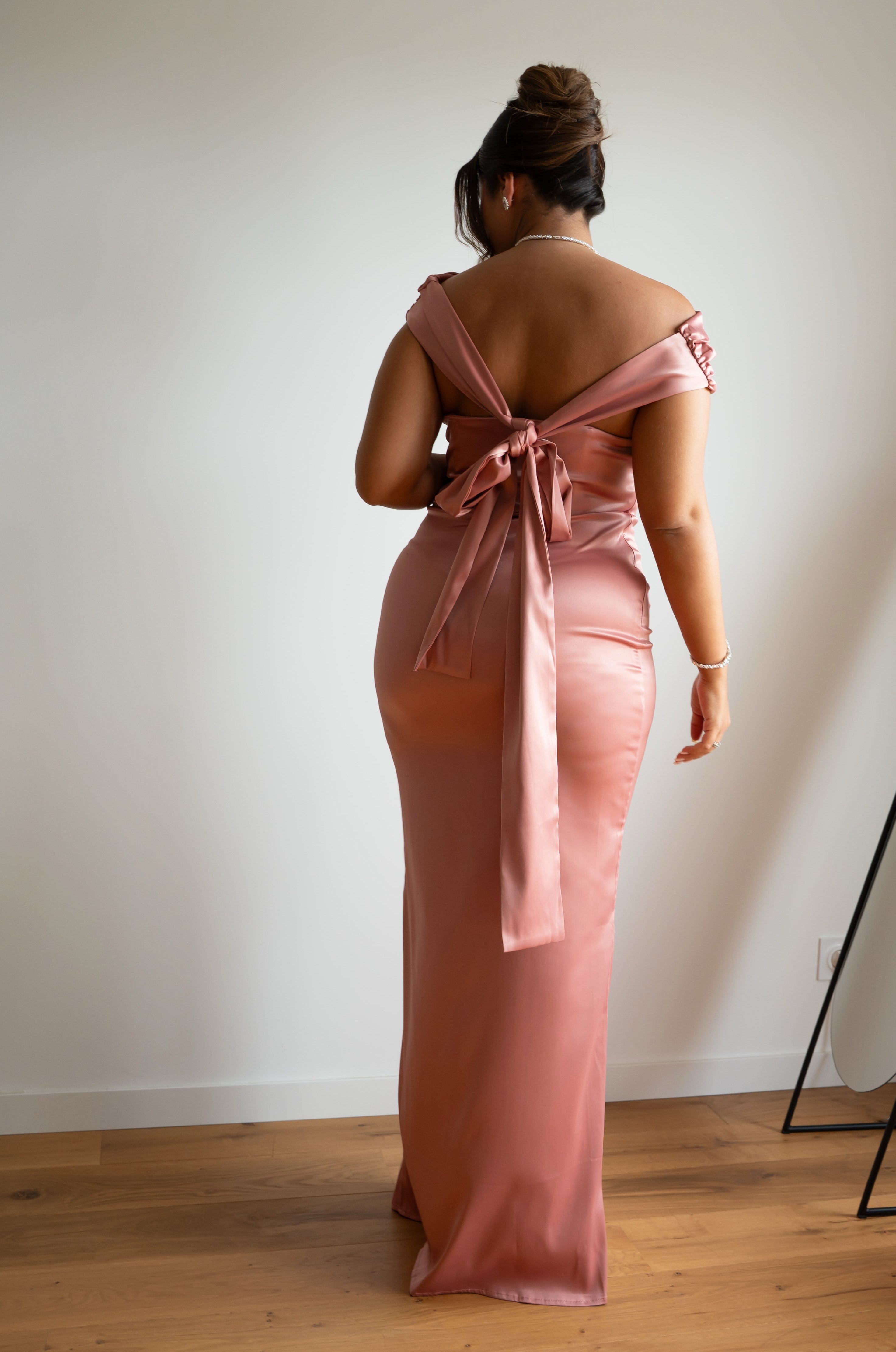 Robe en satin couleur vieux rose à col asymétrique AIRA à nouer dans le dos