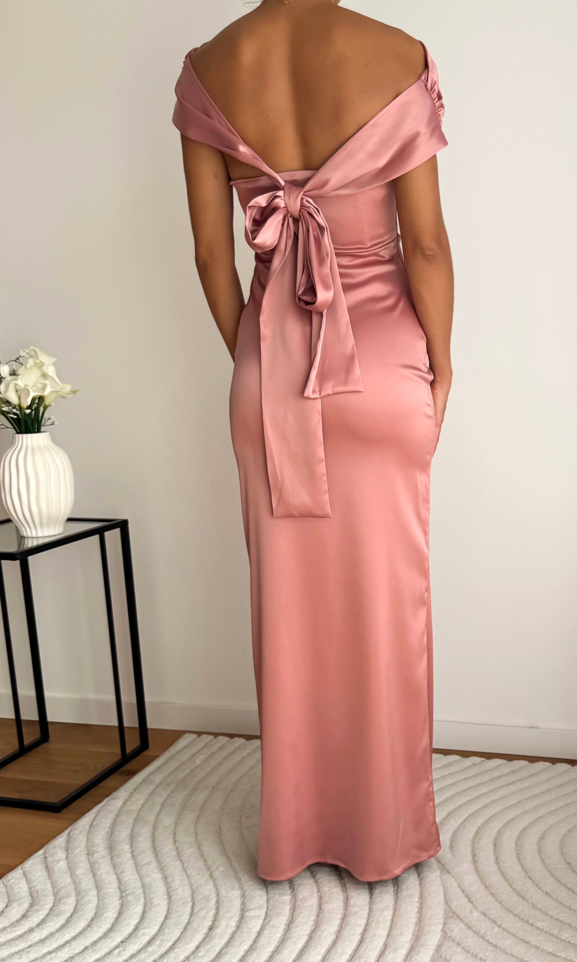 Photo robe en satin col asymétrique AIRA couleur vieux rose de dos