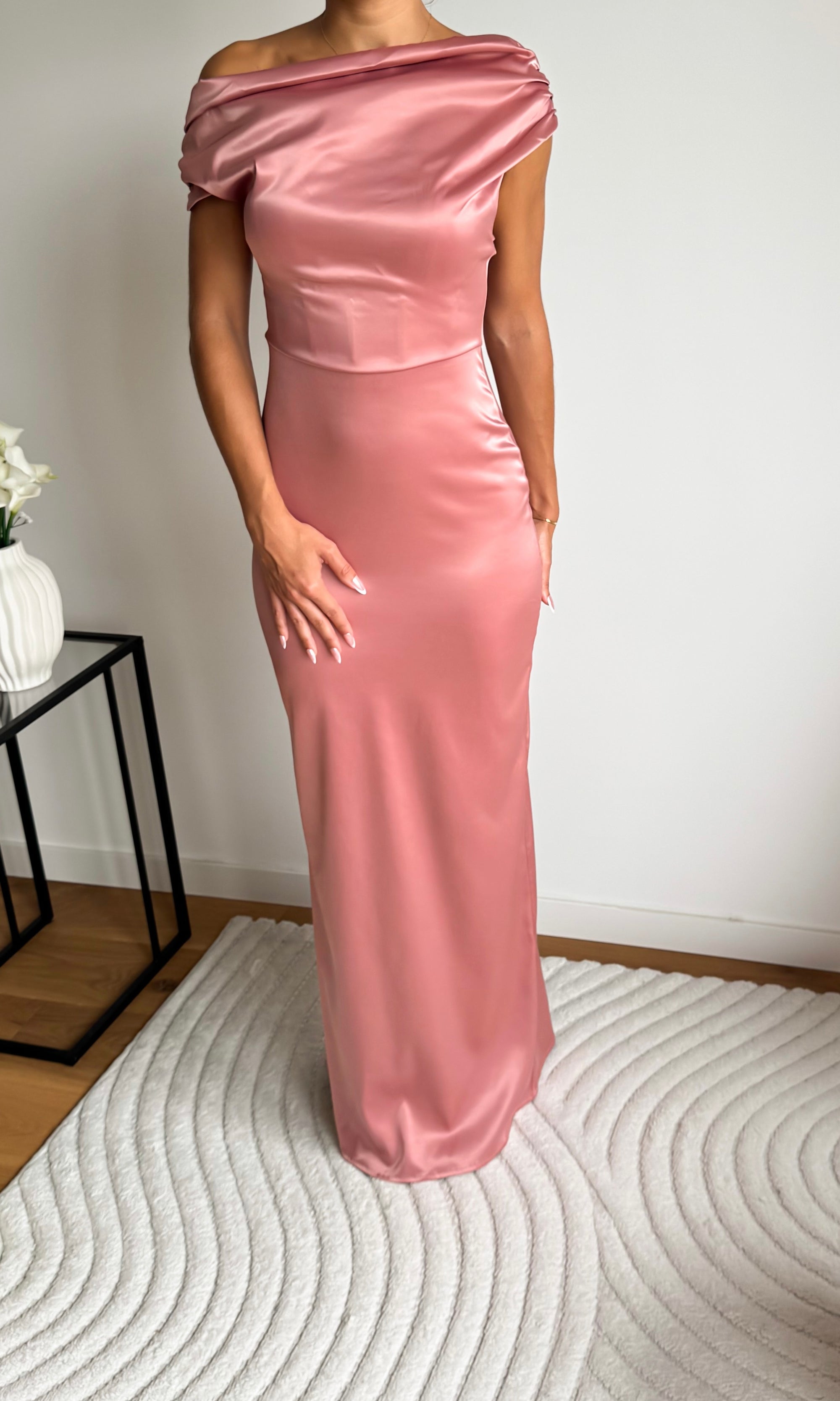 Photo robe en satin col asymétrique AIRA couleur vieux rose de face
