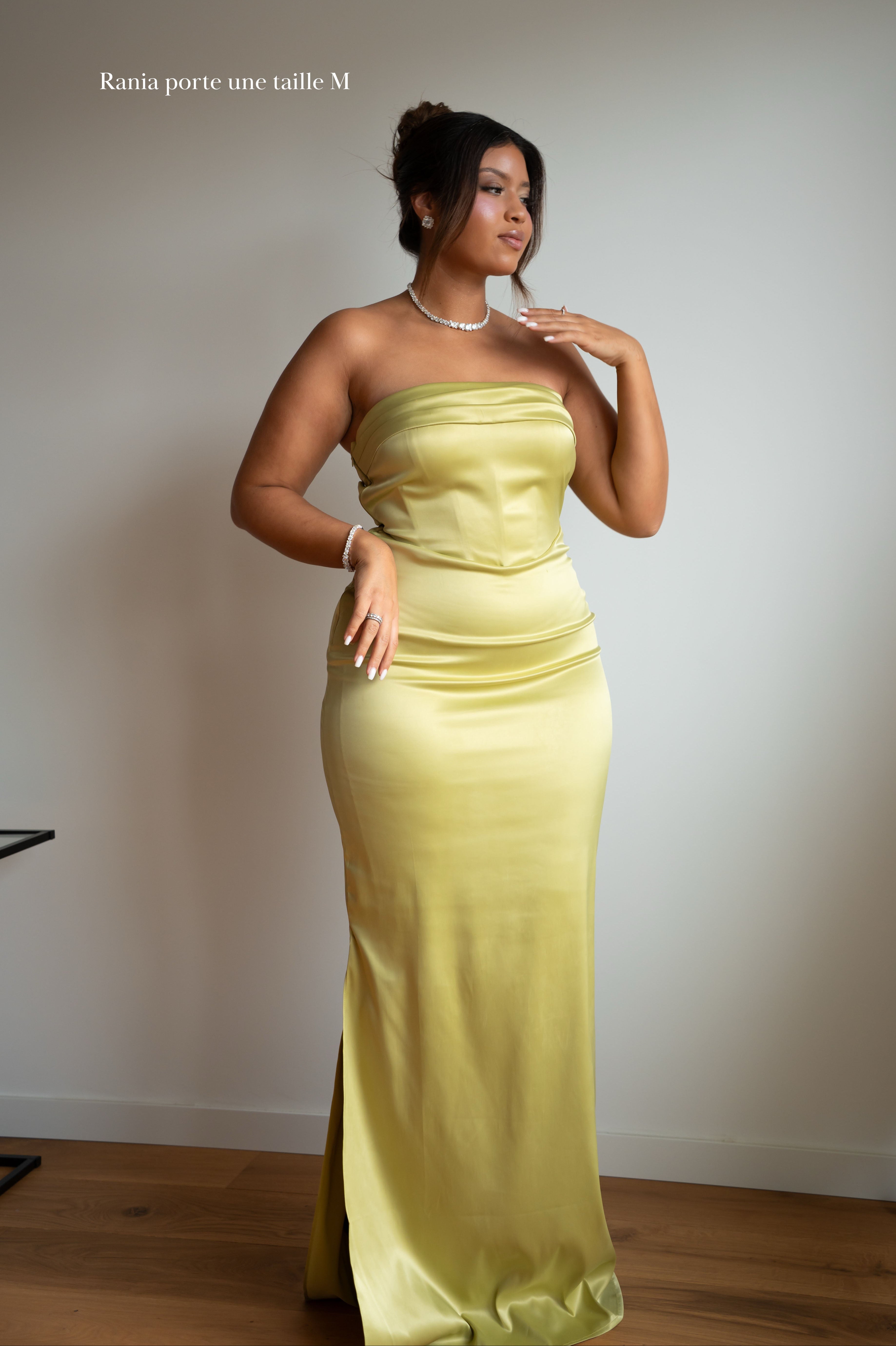 Robe en satin bustier MIRA couleur vert chartreuse de face