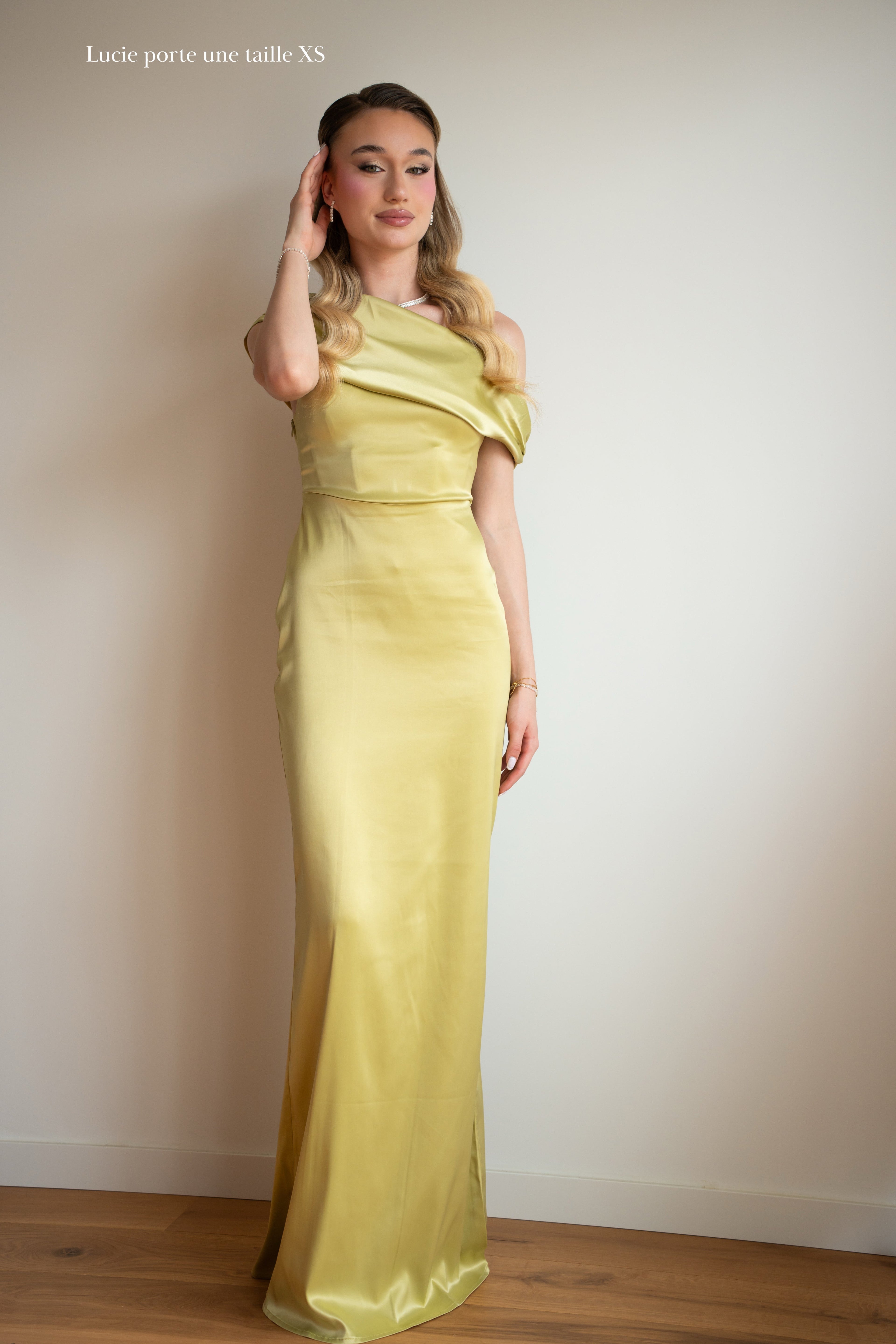 Robe en satin couleur vert chartreuse à col asymétrique AIRA 