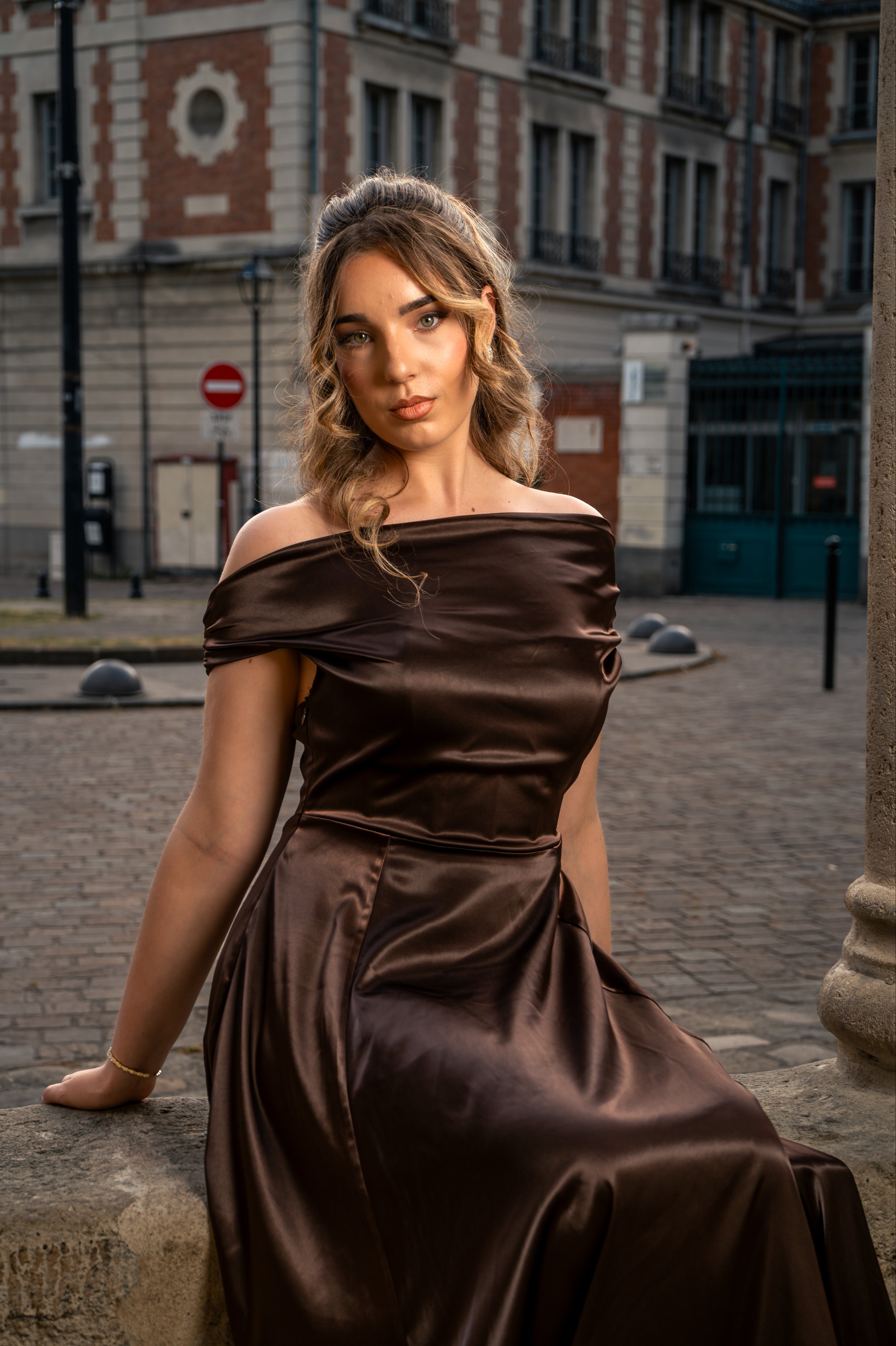 LARA - Robe col asymétrique évasée en satin