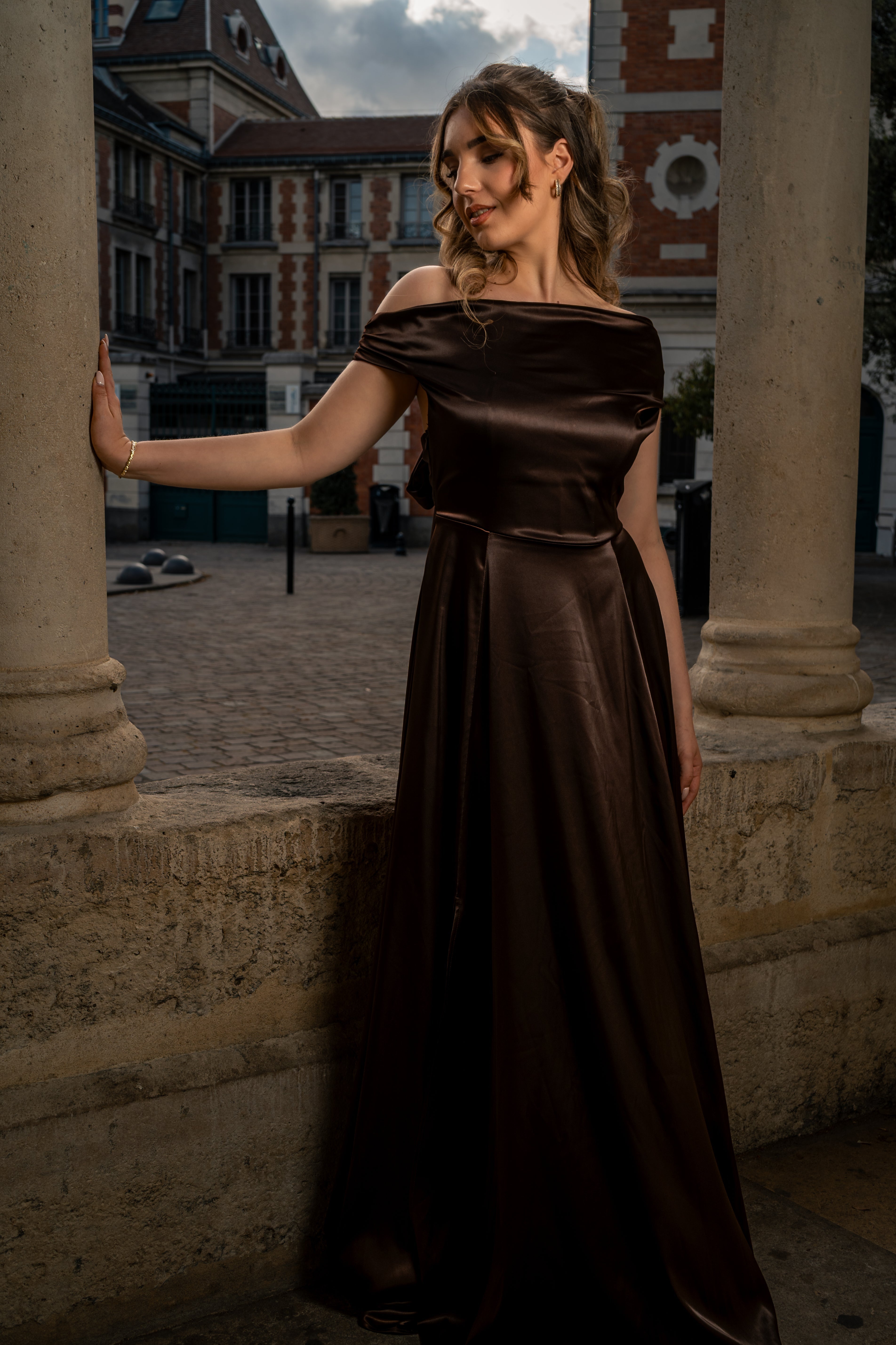 LARA - Robe col asymétrique évasée en satin