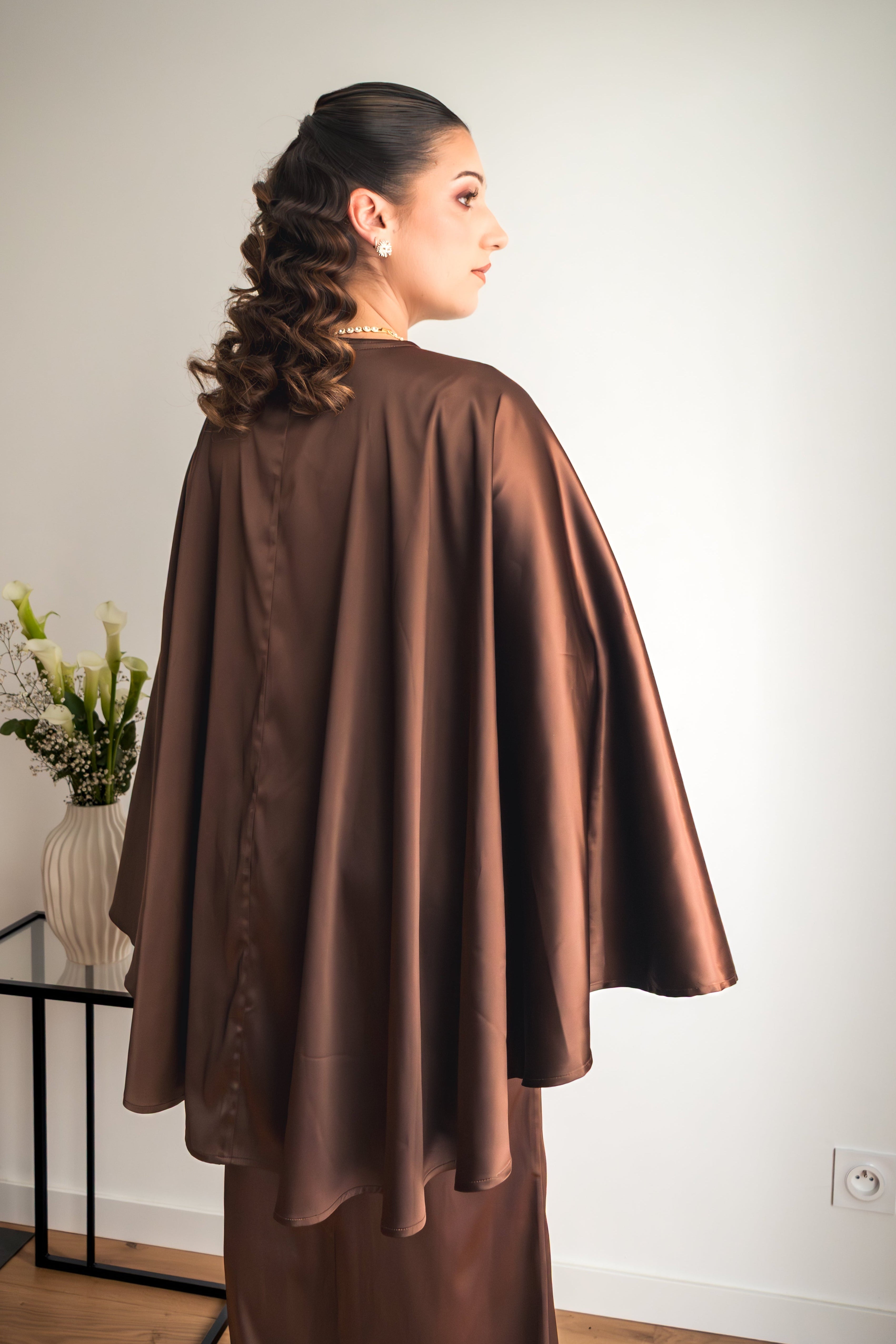 NAIA - Robe manche longue en satin avec cape assortie