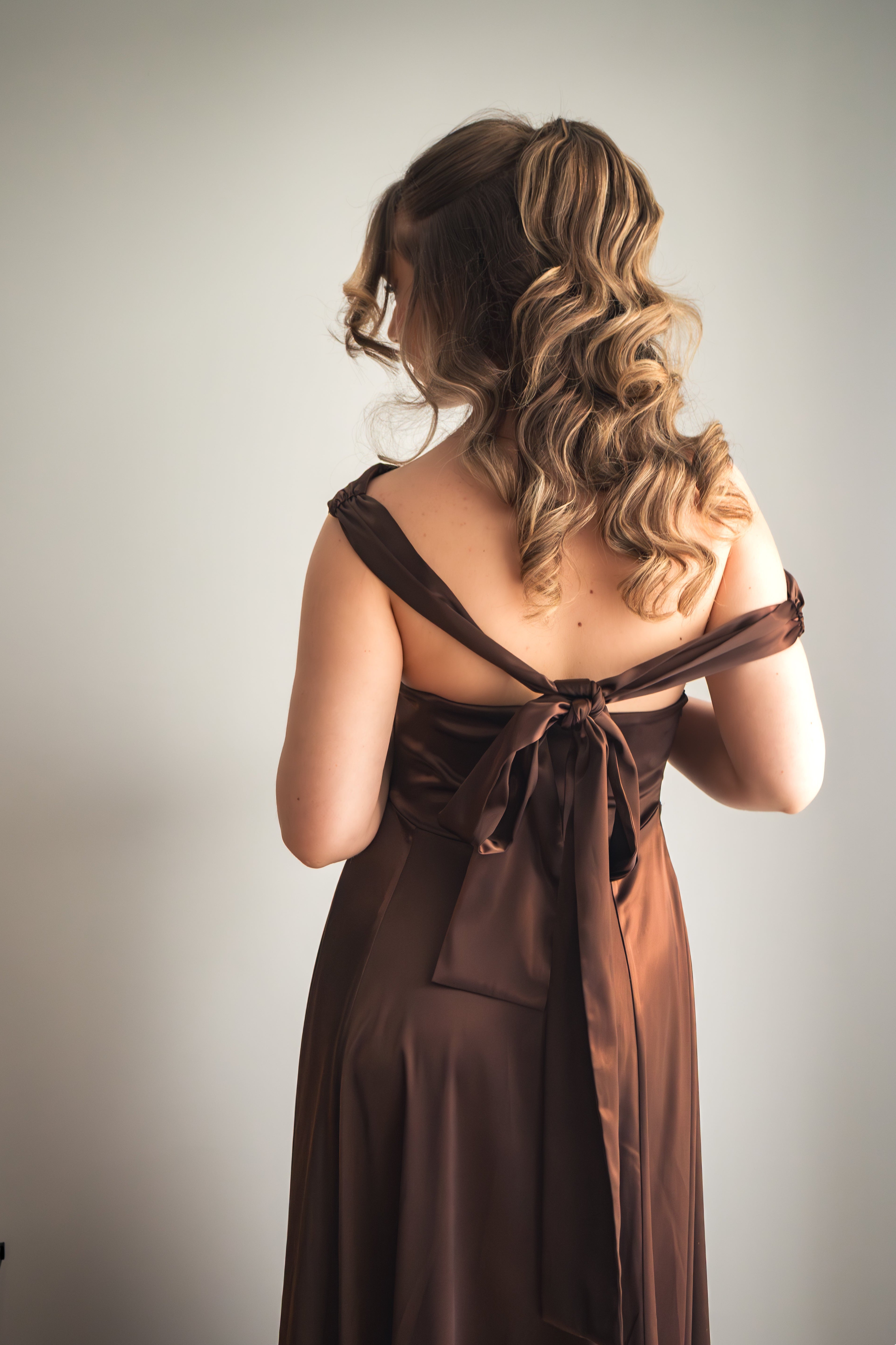 LARA - Robe col asymétrique évasée en satin