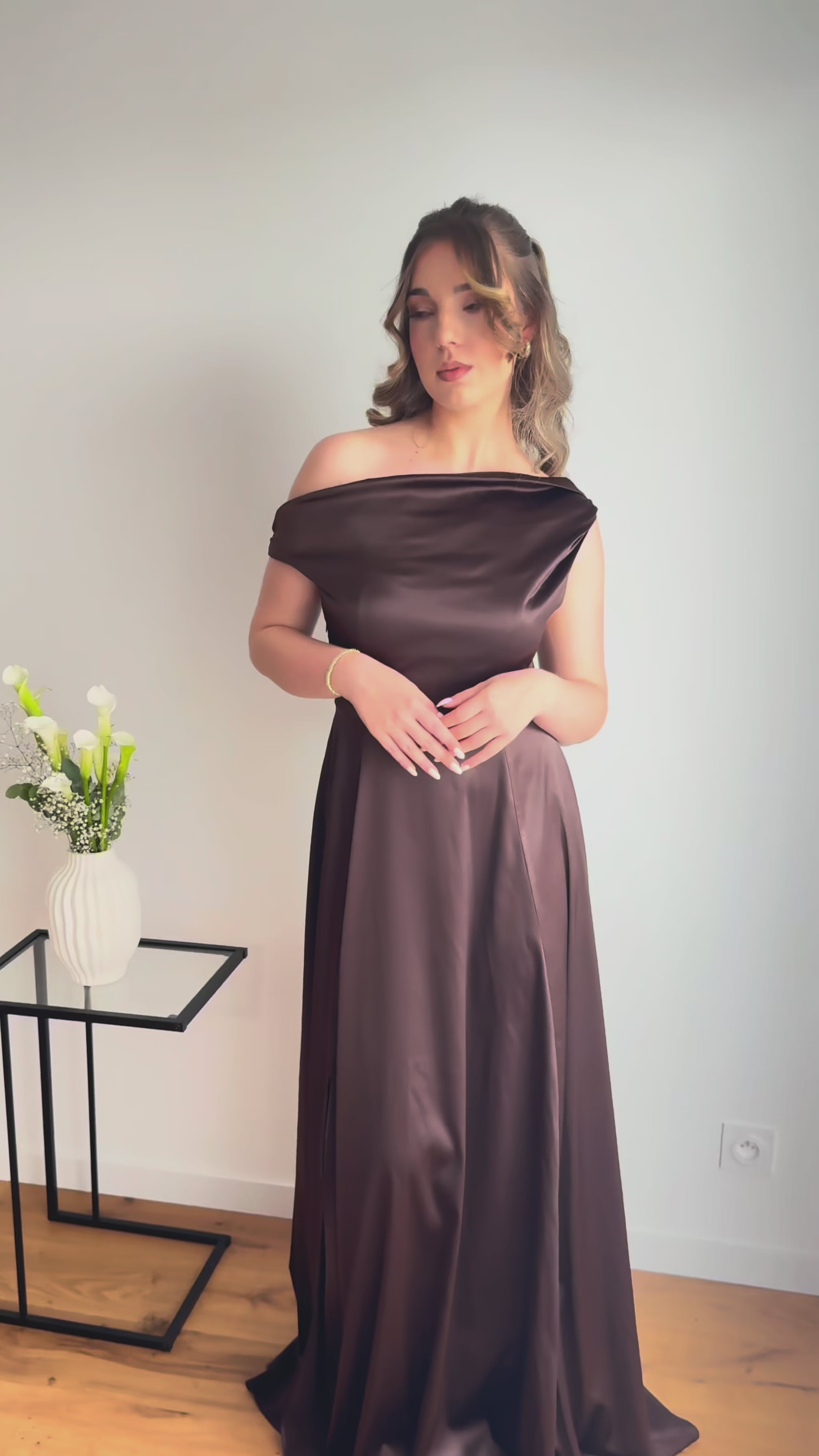 LARA - Robe col asymétrique évasée en satin