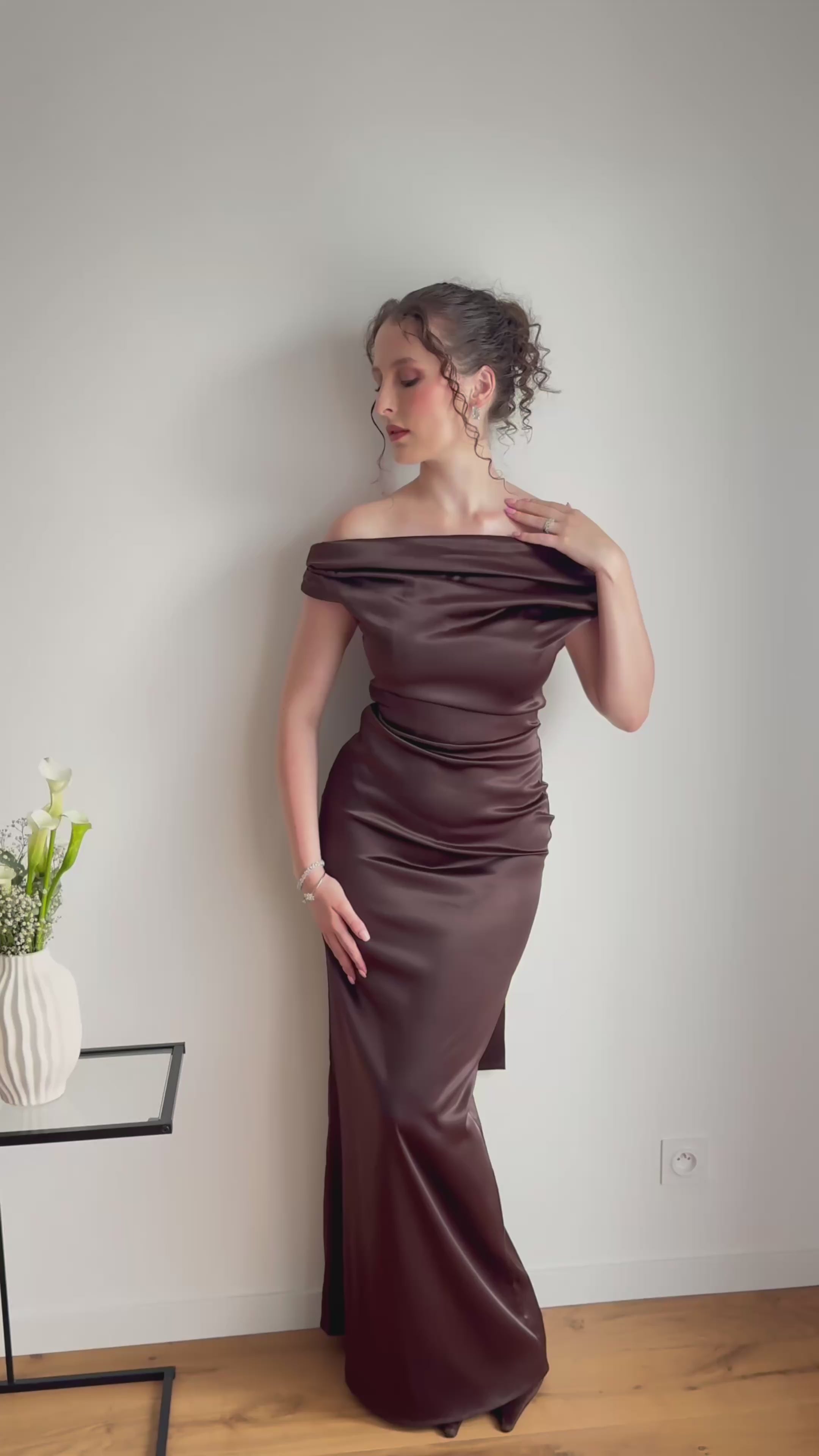 AIRA - Robe col asymétrique en satin