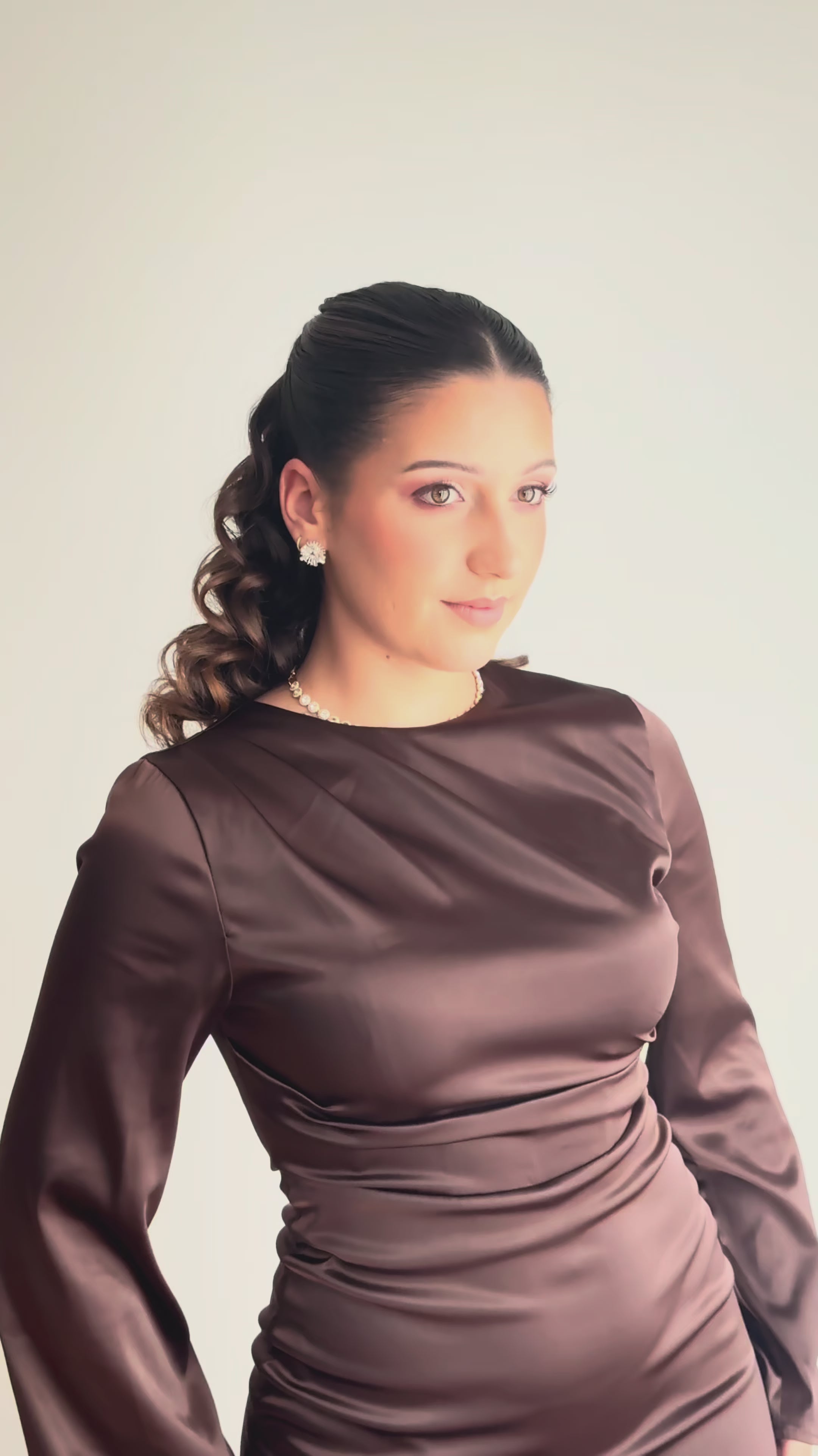 NAIA - Robe manche longue en satin avec cape assortie