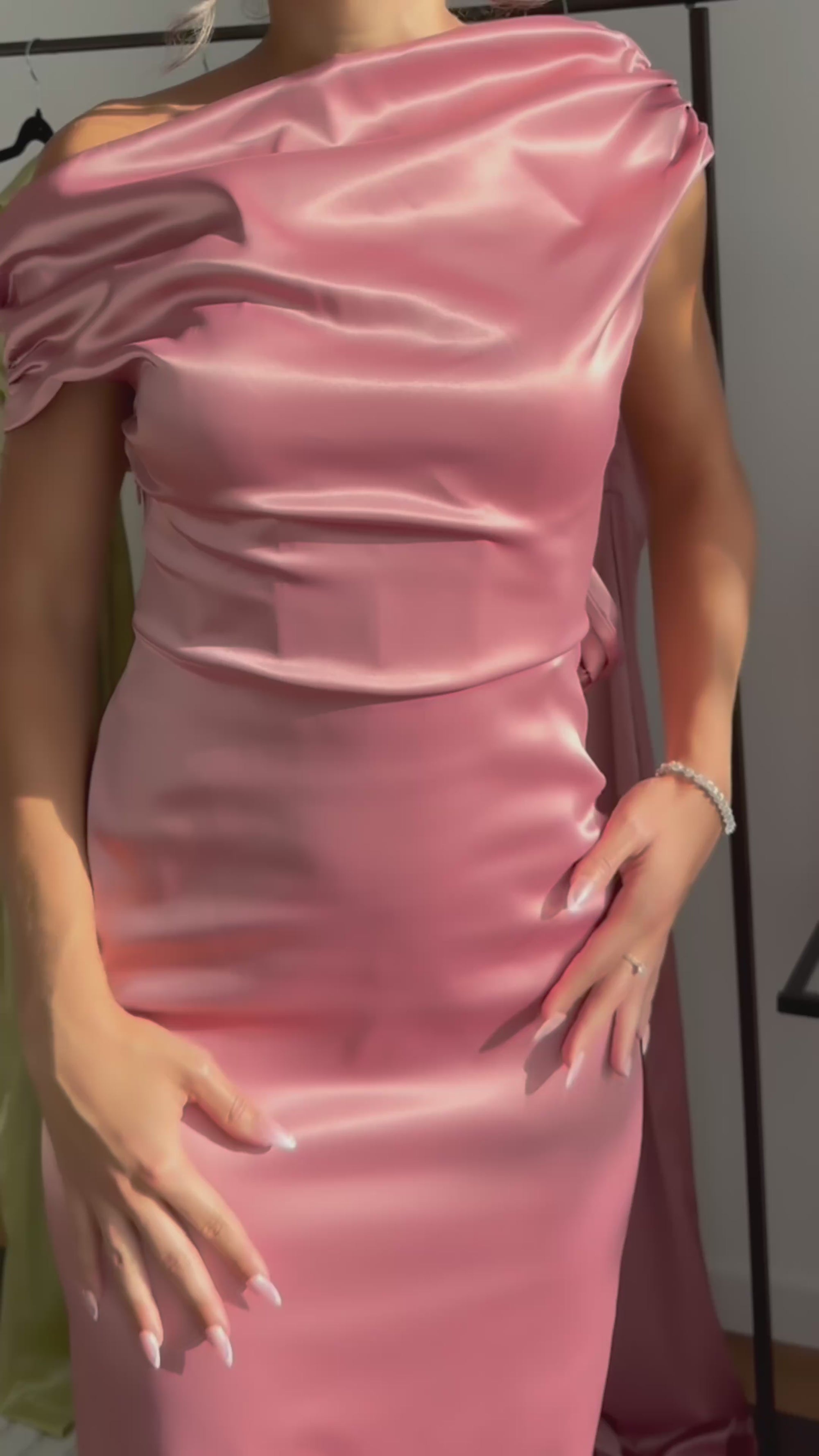 Vidéo 360 robe en satin col asymétrique AIRA couleur vieux rose