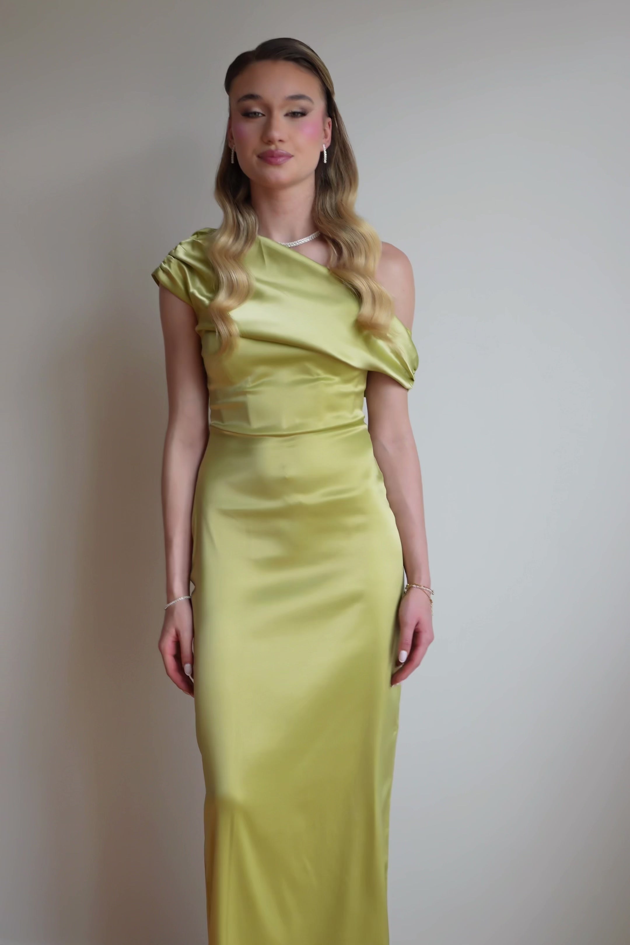 AIRA - Robe col asymétrique en satin