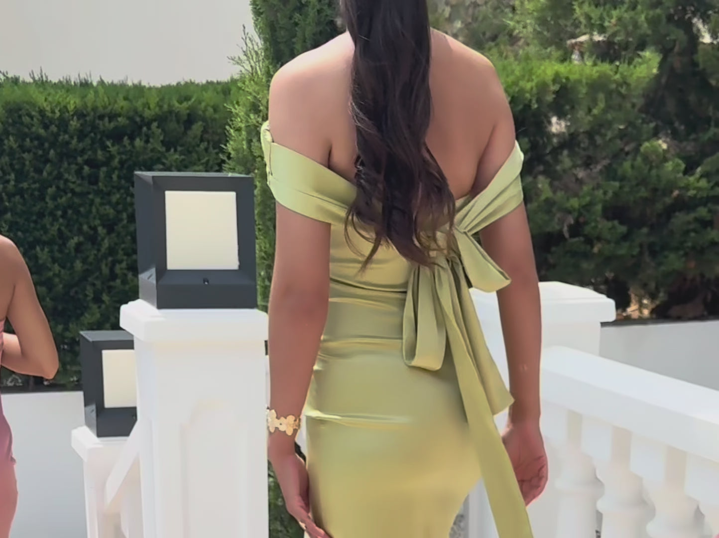 Vidéo robes en satin MIRA et AIRA en mouvement de dos